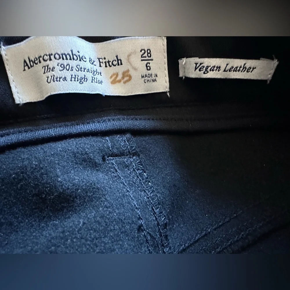 Abercrombie & Fitch 90s Straight Ultra High Rise Vegan Leather Pants SZ 28 NWT